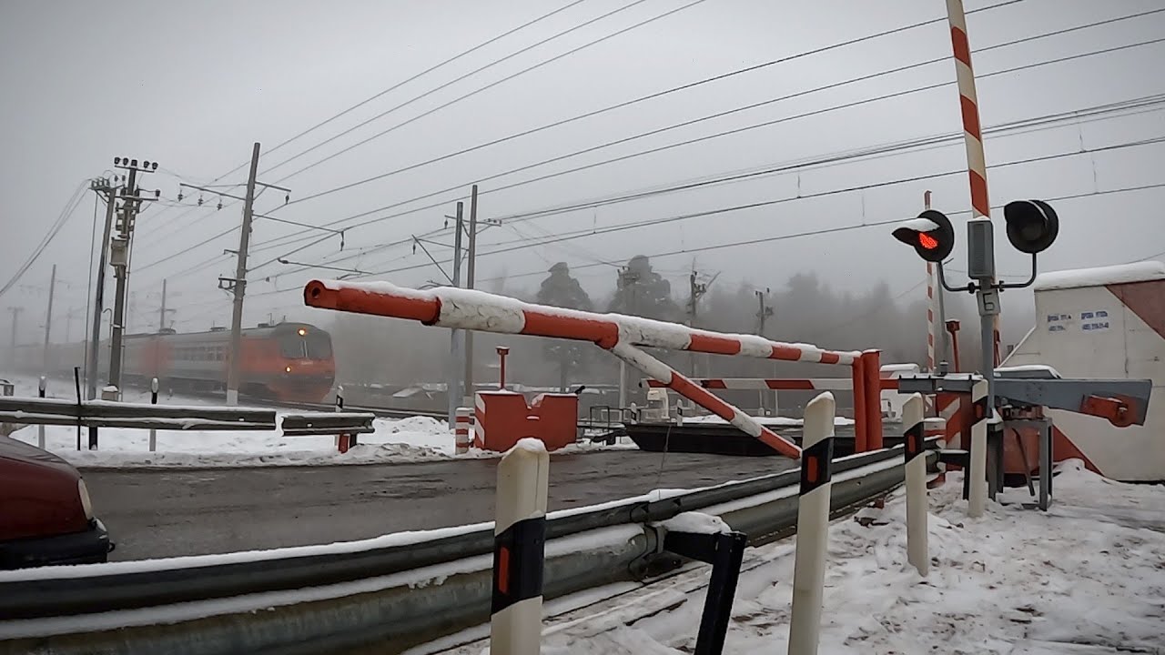 Железнодорожный переезд в зимнем тумане / Видео про поезда