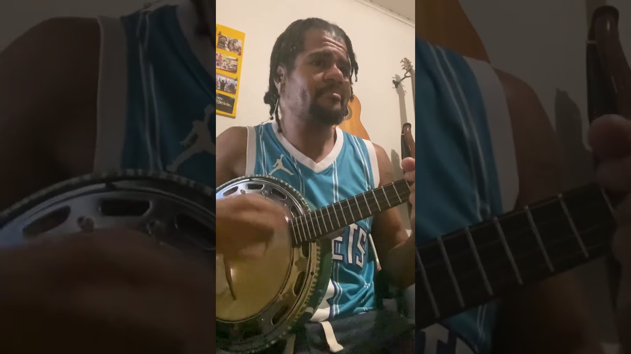 Tocando banjo na música Miudinho, meu bem