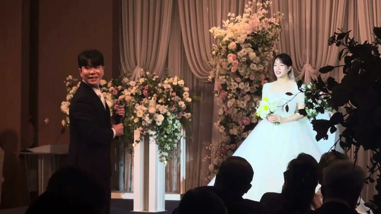 신부(현재연)을 위한 신랑(고용학)의 축가무대