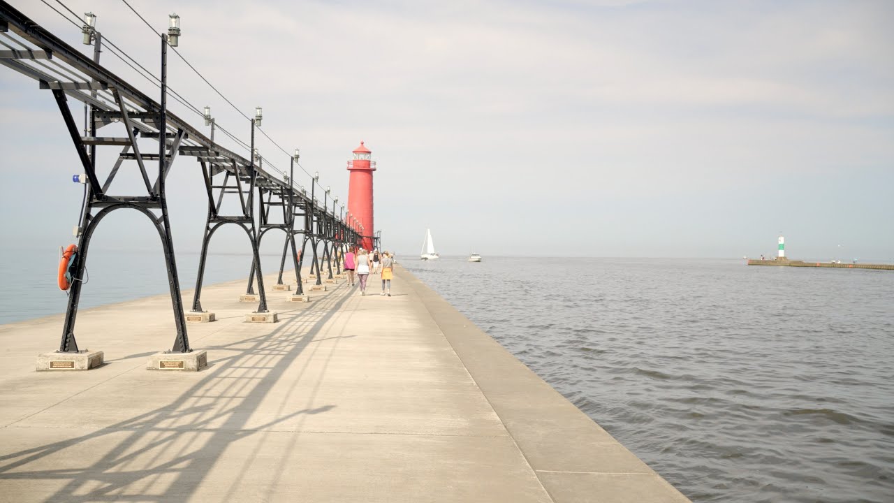 Grand Haven Lighthouse and Pier Walk 4K
