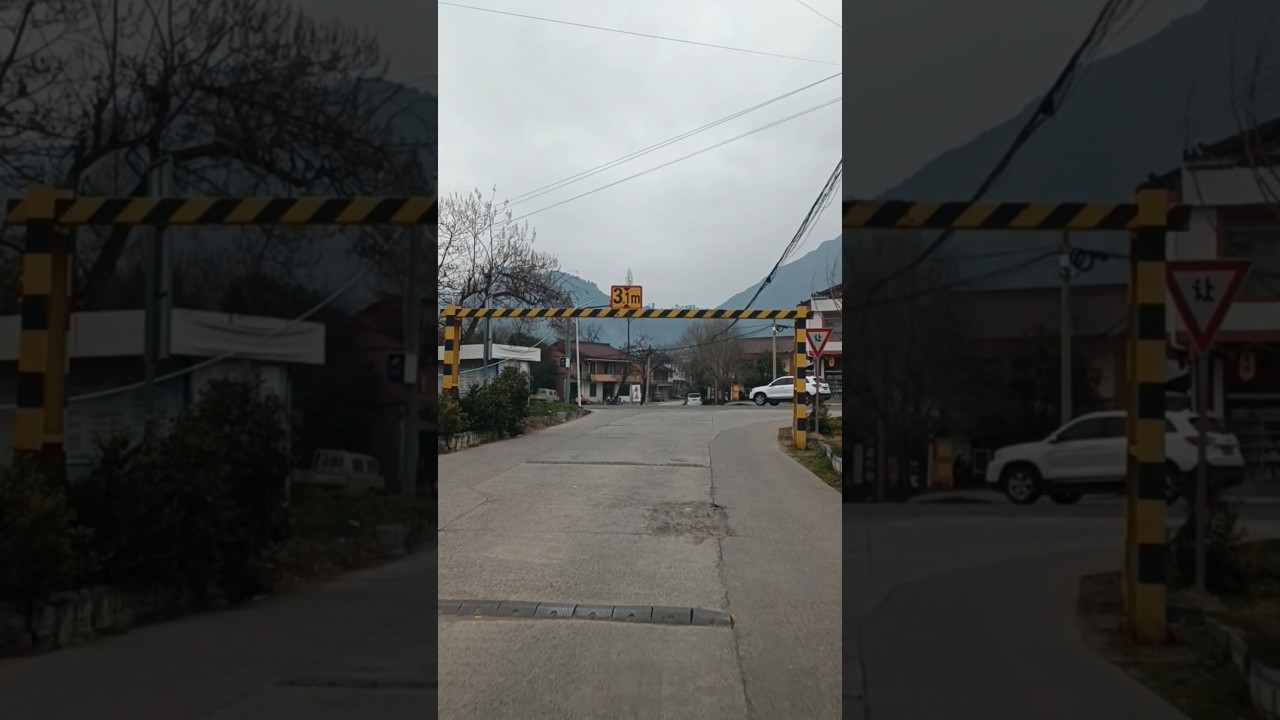 🚧 Look! A height restriction barrier on a rural road in Xixiang County, China西乡县公路上的限高栏杆