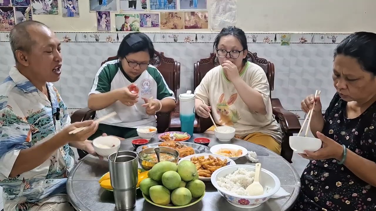 Bữa Cơm Gia Đình .Gà Lăng Bột Chiên .Khoai Tây Lắc .Canh Rau Củ .Xin Mời Cả Nhà .