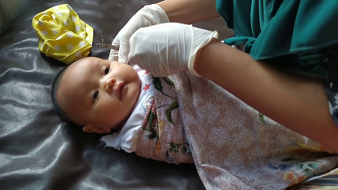 Tindik anting Marwa