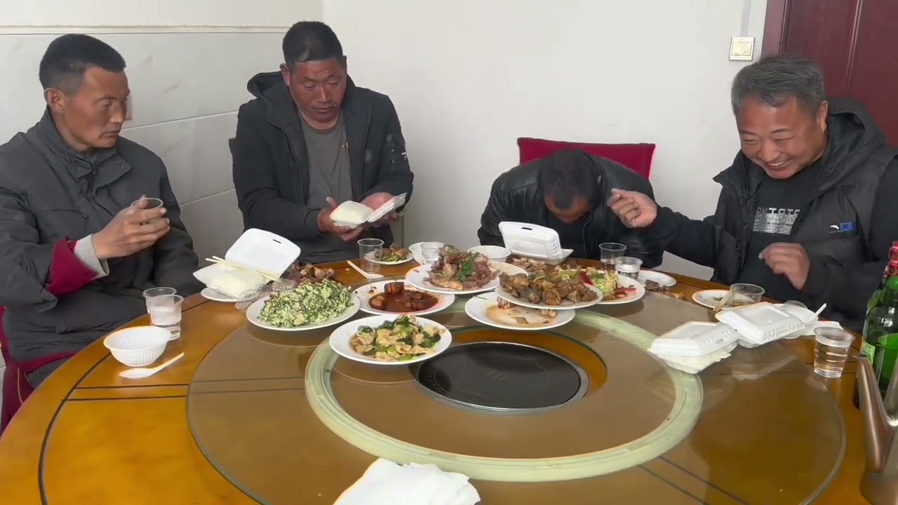 干活拿钱的感觉就是好，中午四个人八个菜，老马又喝麻了。#记录真实生活 #乡村守护人