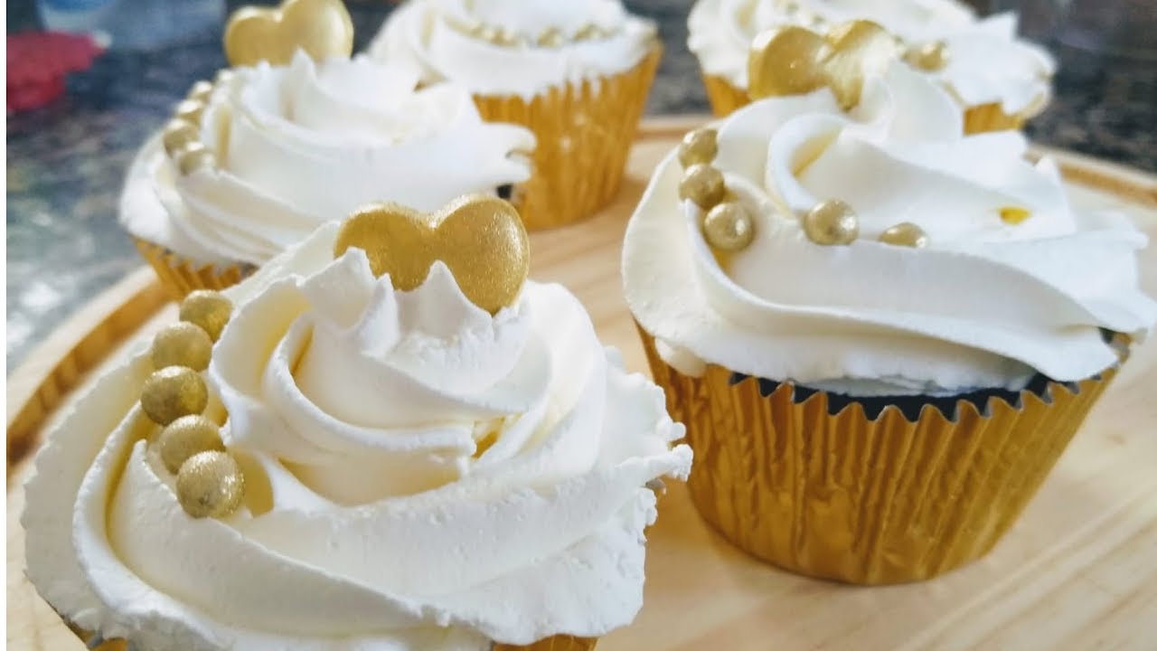 CUPCAKE!RECEITA PARA 10 UNIDADES! Decorando com branco e dourado!