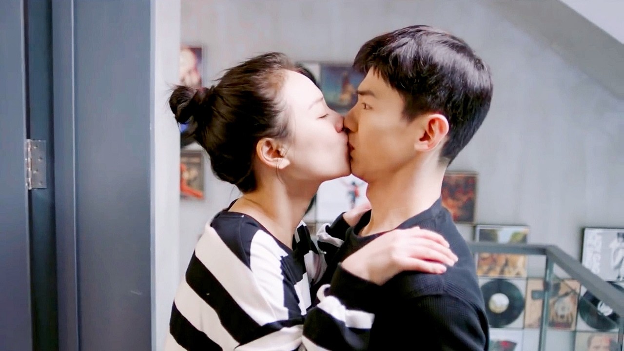 The SWAT captain begs on his knees to apologize—she kisses him back, leaving his ears burning red!