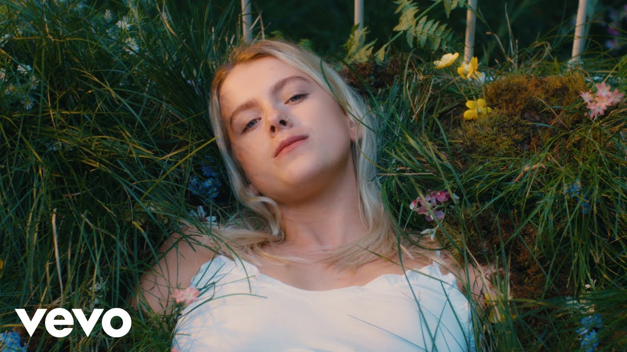 Mathilda Homer - Breakup Breakfast (Official Video)