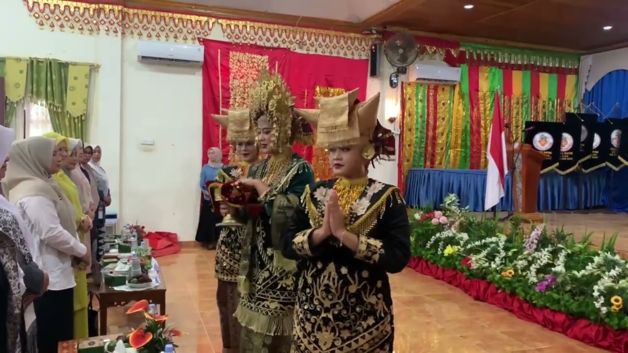 Tari Pasambahan oleh Mahasiswi Akbid Pasbar dalam Muscab IBI kabupaten Pasaman Barat 2025