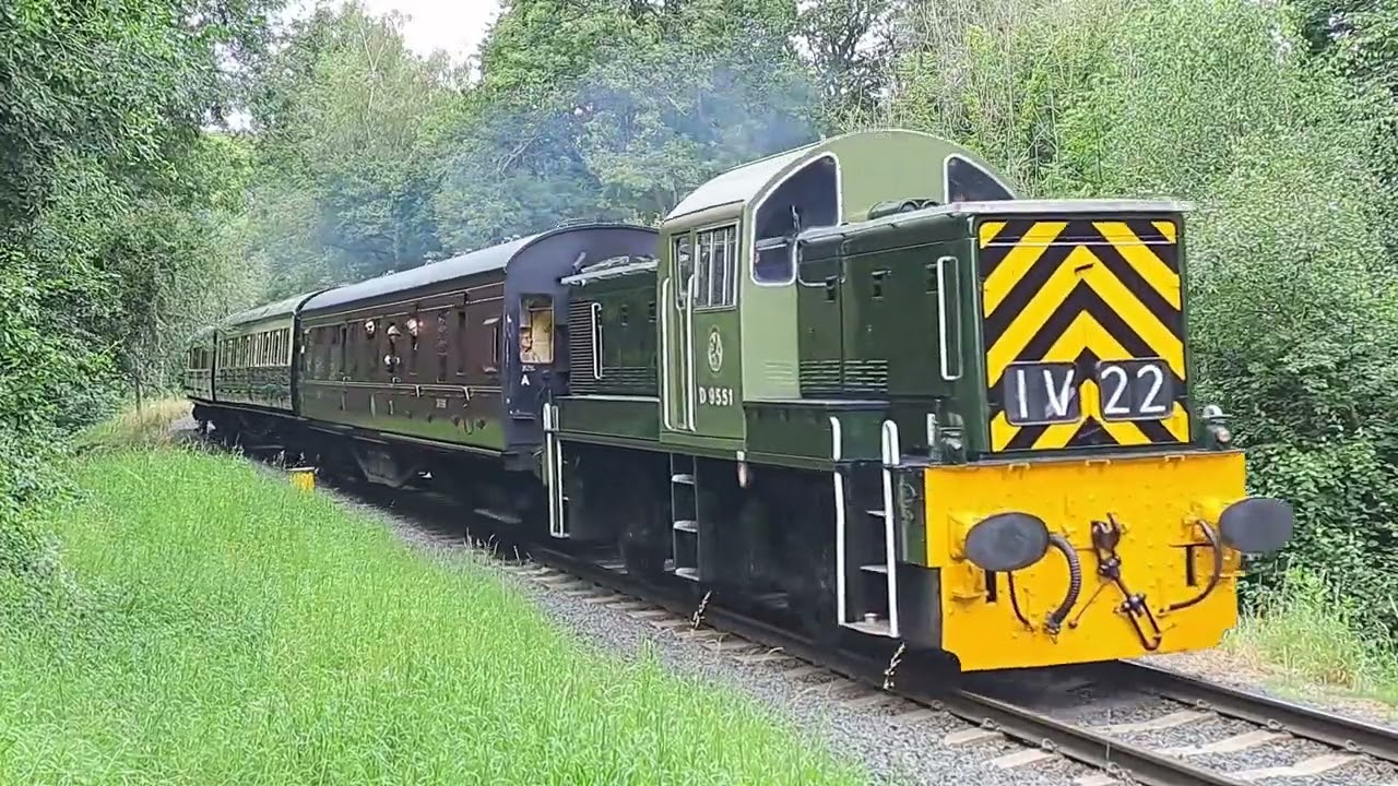D9551 "Angus" Giving tones near Highley