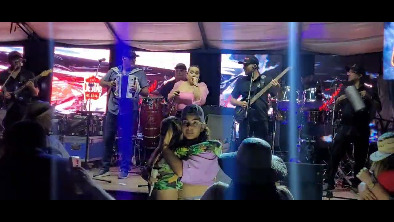 EL DESPRECIO DE UNA MUJER - JHONATHAN CHAVEZ Y LOS TRIUNFADORES EN VIVO