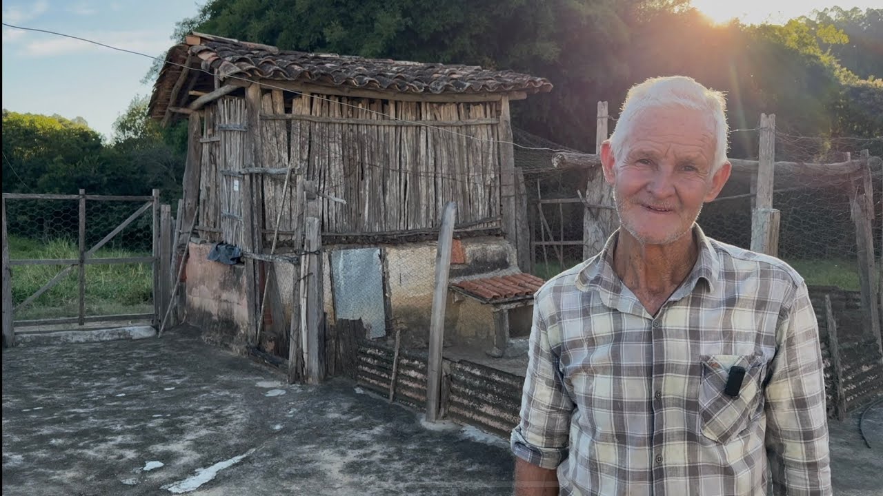 A VIDA SIMPLES  DE QUEM MORA  SOZINHO NA ROÇA 76 ANOS