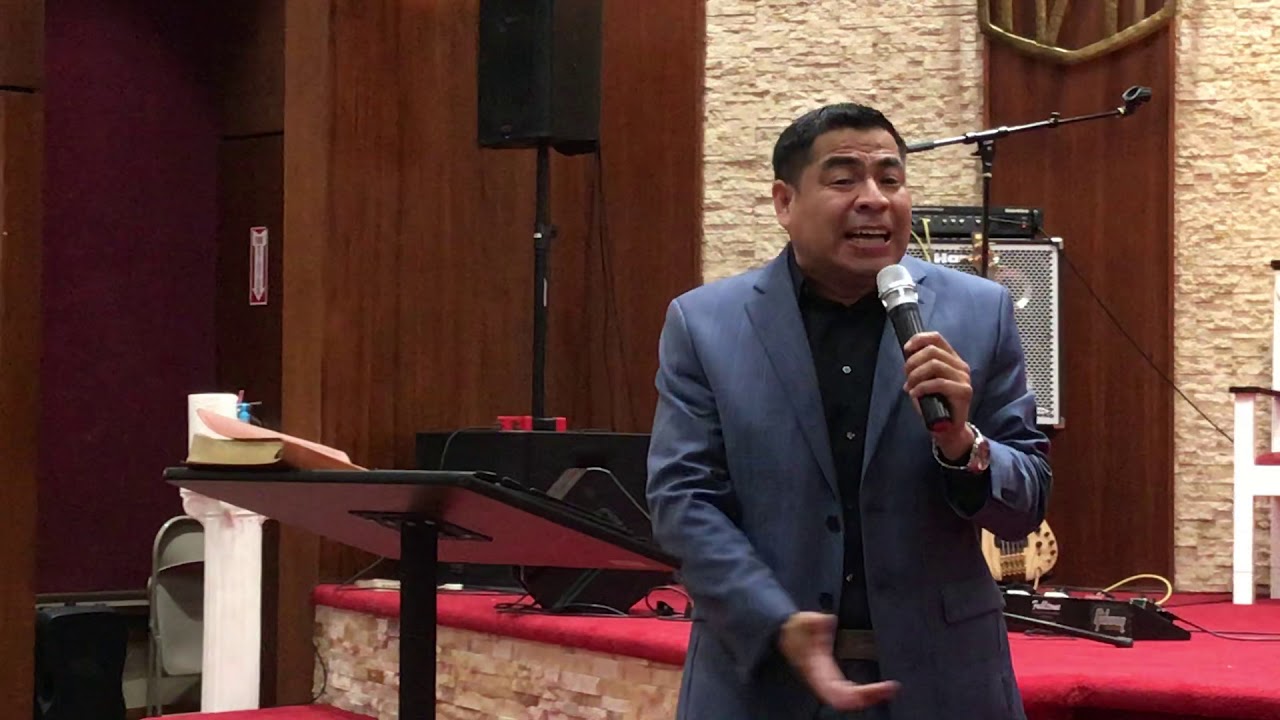 Orando y Adorando a Dios a la media noche