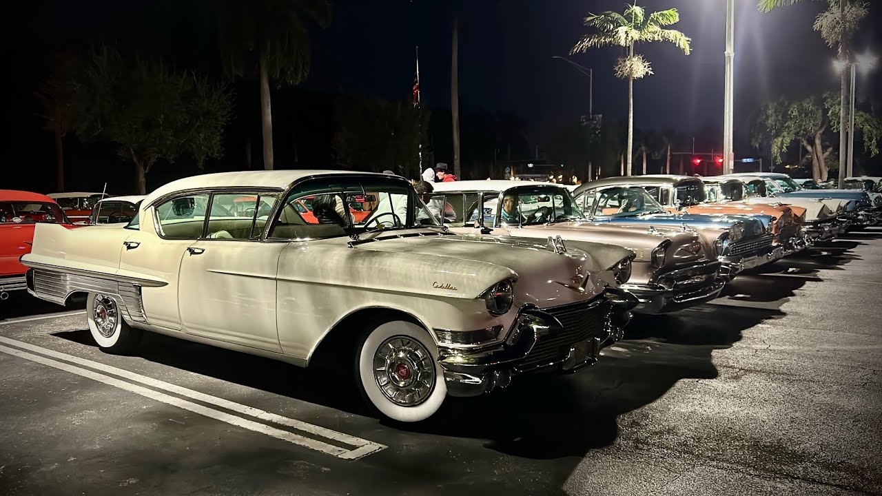 Выставка классических автомобилей 1950-х годов. Лучшие марки и модели General Motors и Ford.