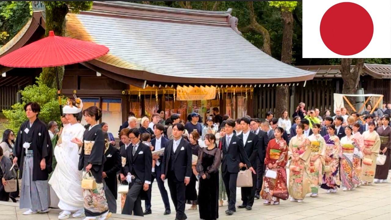 【美しすぎる祝福の瞬間】日本の神社での伝統的な結婚式。和装の新郎新婦、赤い番傘、巫女の鈴の音…そのひとつひとつが日本文化の象徴であり、心を震わせる物語。