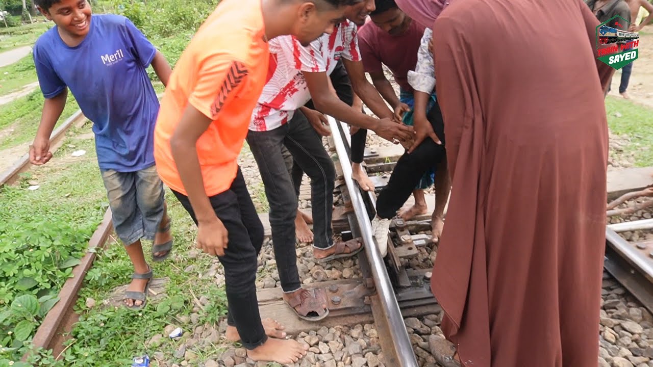 রেললাইনের পয়েন্টে পা আটকে গেল || পয়েন্ট হতে সাবধান ||