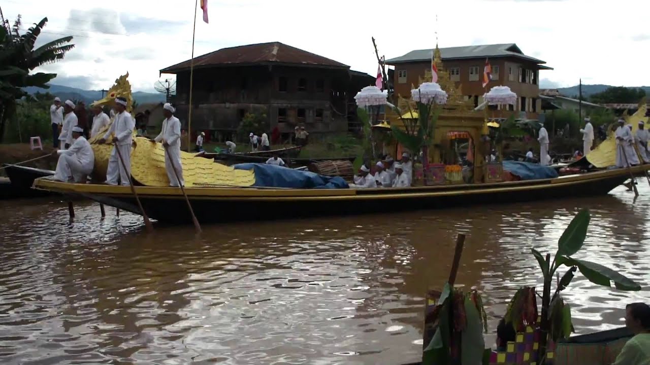 Phaung Daw OO arriv&eacute; des 4 bouddhas