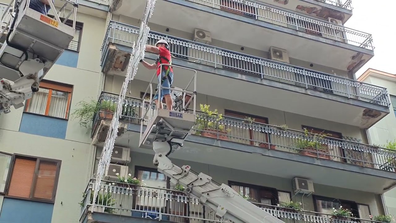 Luci D'Artista 2021/2022: montaggio luminarie natalizie sul Corso Vittorio Emanuele