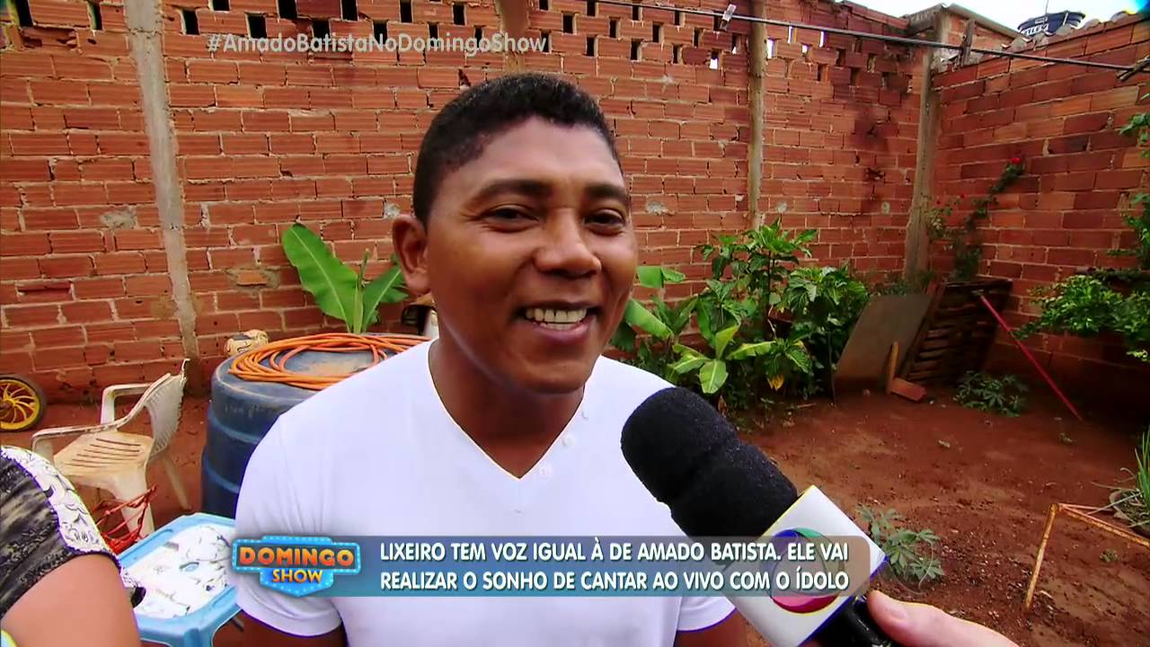 Lixeiro emociona ao cantar com voz igual à de Amado Batista