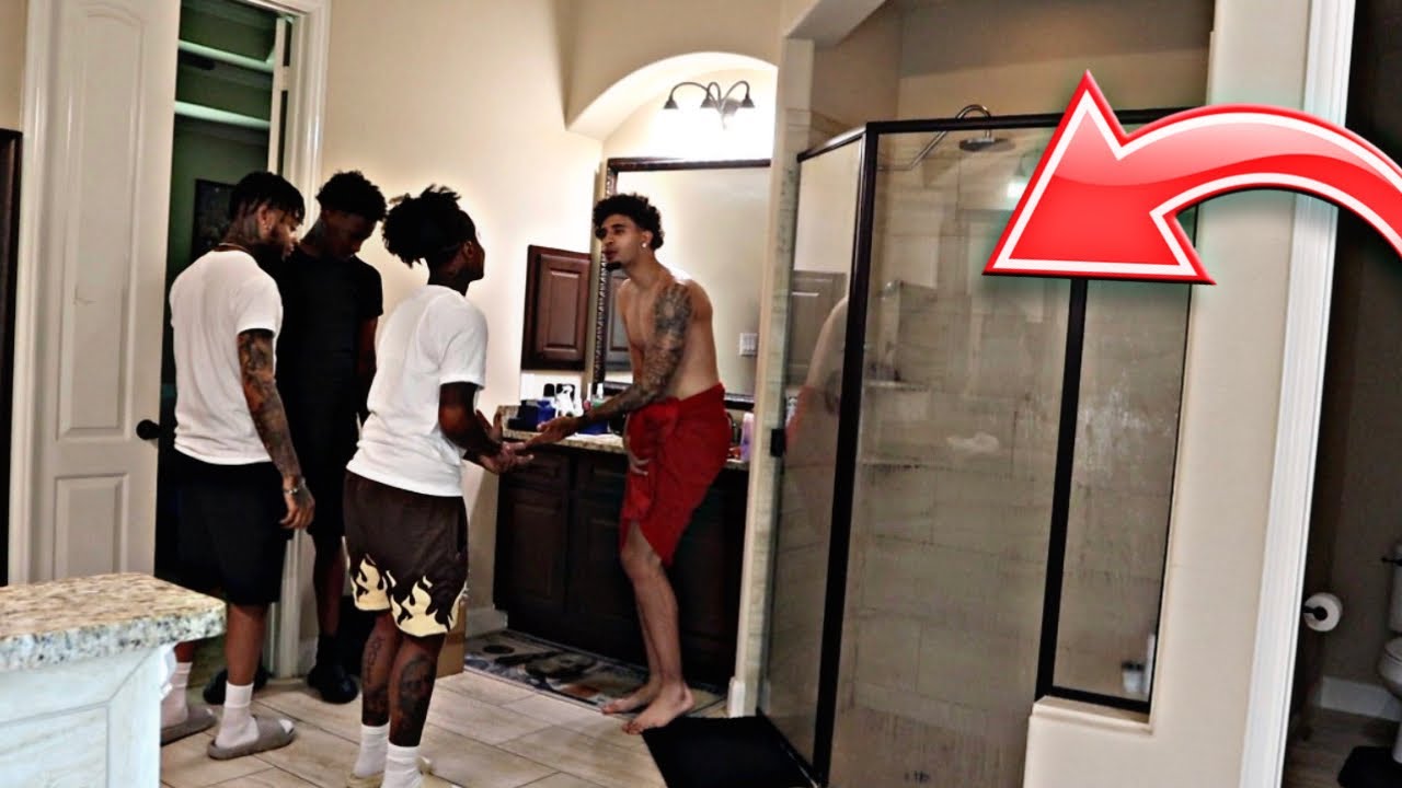 Jazz Walked In On Me In Her Shower... *she kicked me out*