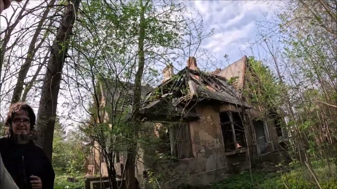 Upiorna posiadłość w środku nocują bezdomni