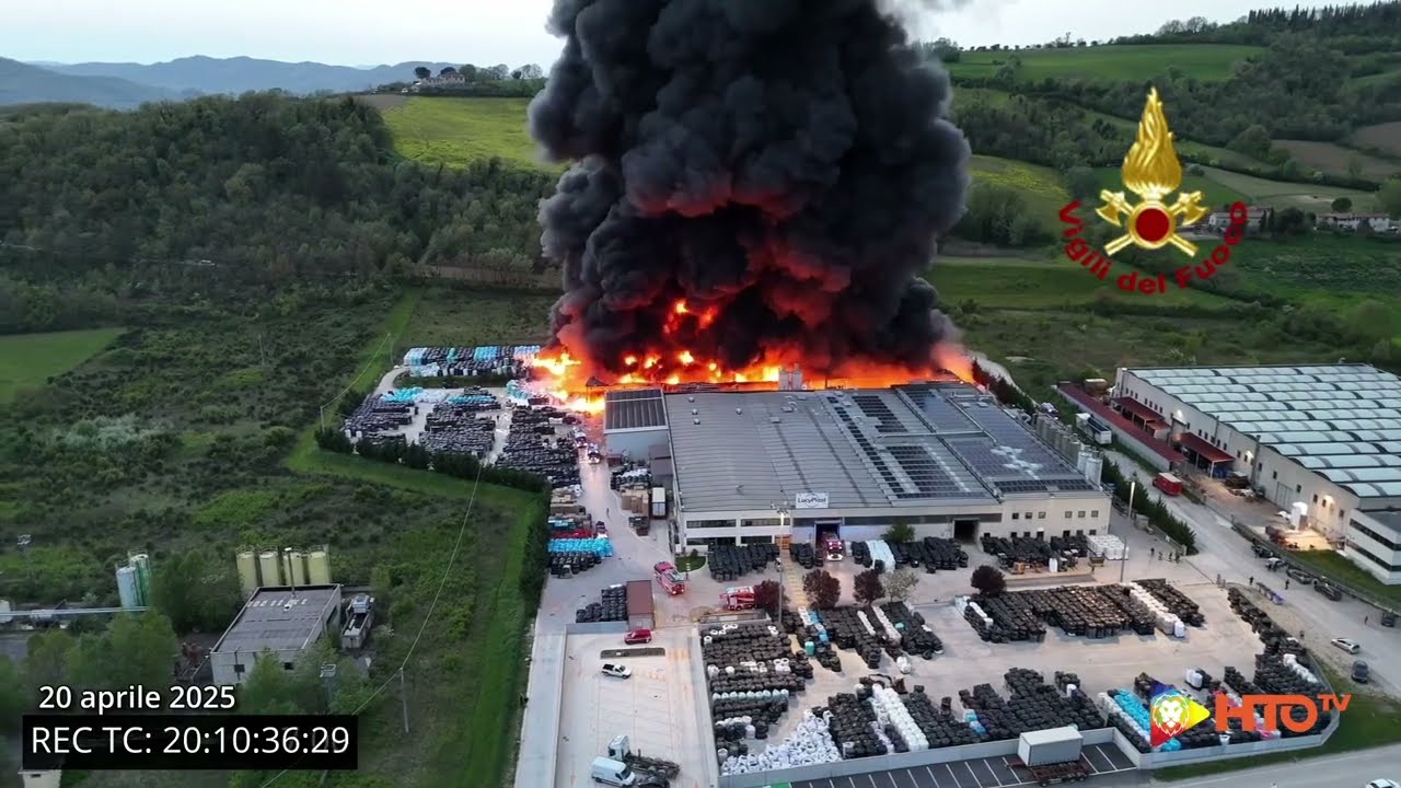Umbertide (PG) Drone riprende l'incendio incendio in una fabbrica di materie plastiche - www.HTO.tv