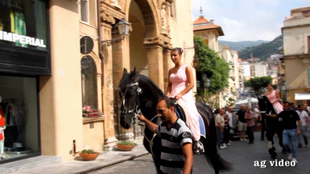 Elisa, la sposa va in chiesa a cavallo. Auguri!!