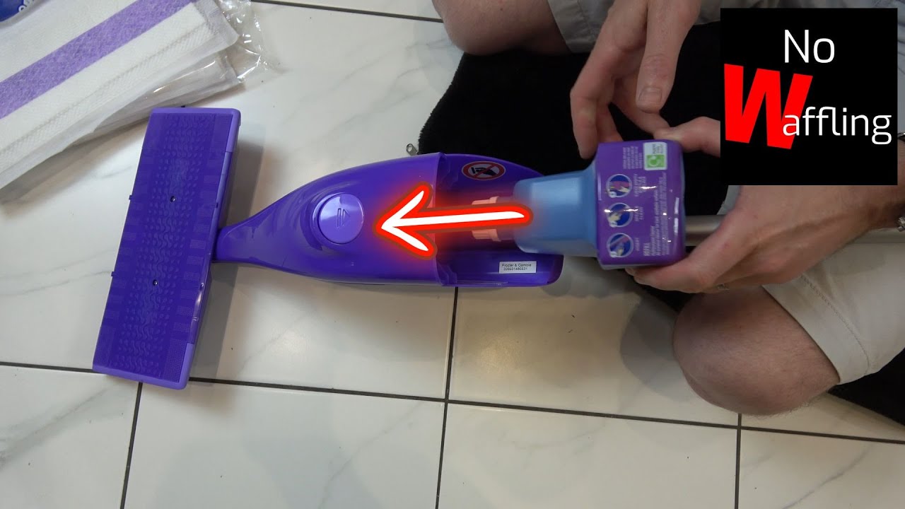 Jak włożyć lub wyjąć butelkę z płynem czyszczącym z mopa Flash Power Mop &ndash; poradnik dla początkuj...