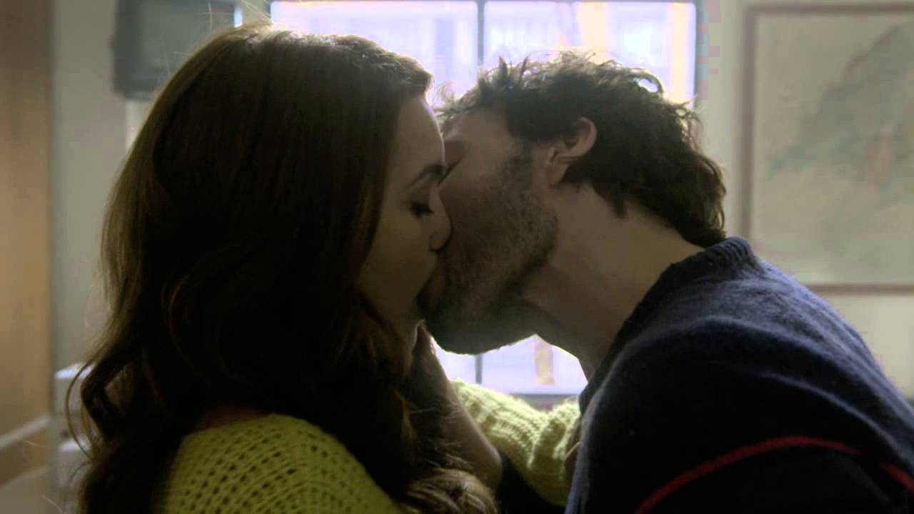 Sin Identidad - Juan le roba un beso a Mar&iacute;a