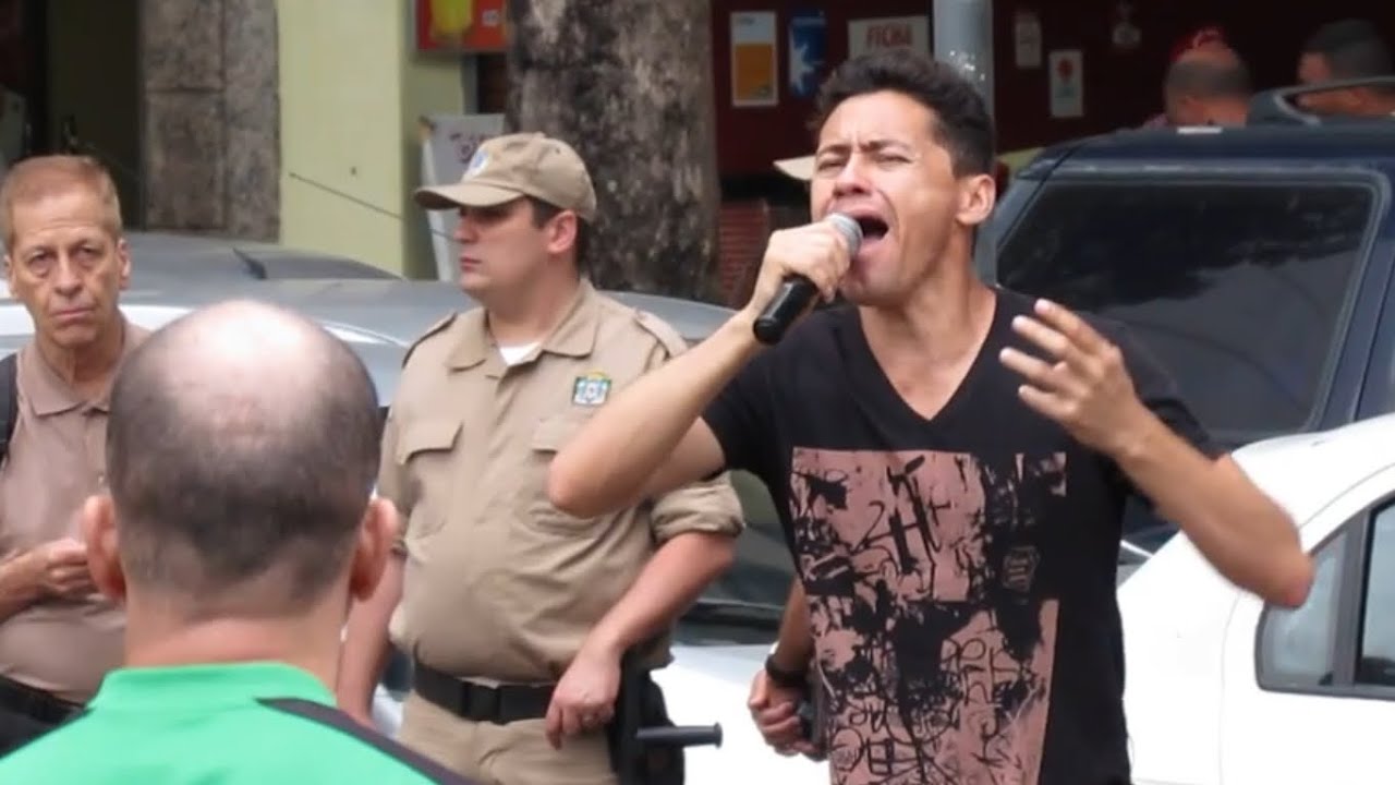 ATÉ O GUARDA 💂DO RIO DE JANEIRO NÃO AGUENTA E VEIO OUVIR ESSE CANTOR DE RUA CANTAR HOMEM NÃO CHORA