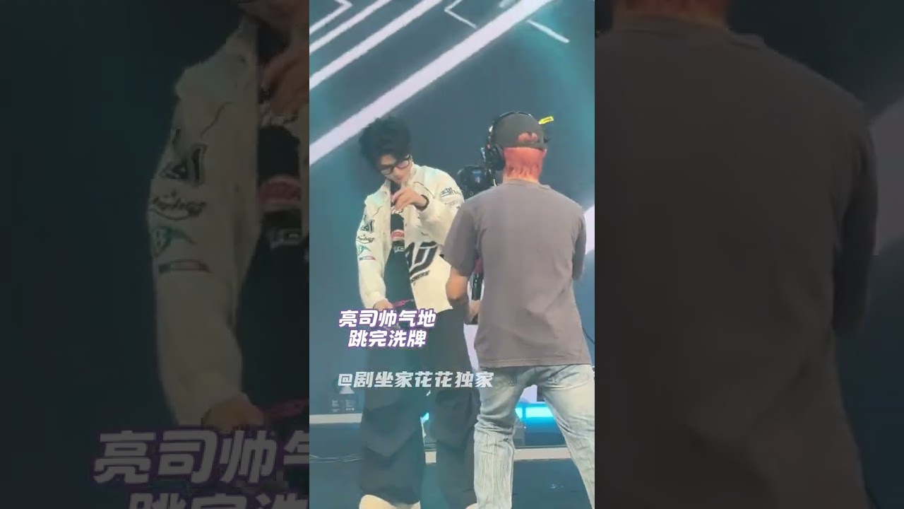 After Liang Si finished shuffling the cards he began to pick them up