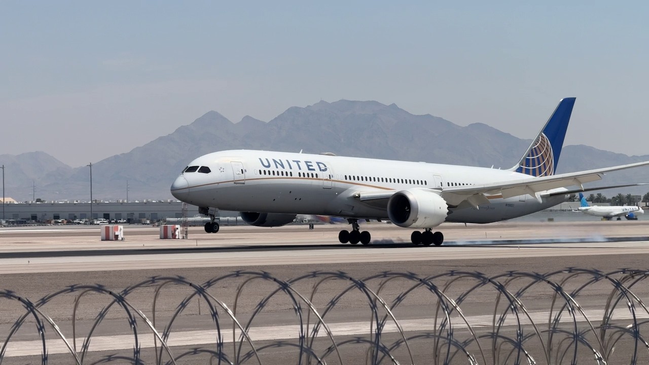 United Airlines Boeing 787-9 Dreamliner lands at Las Vegas | N19951