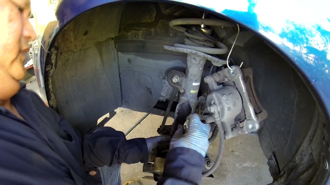 Шум подшипника ступицы колеса Toyota Prius 2011 года и его замена