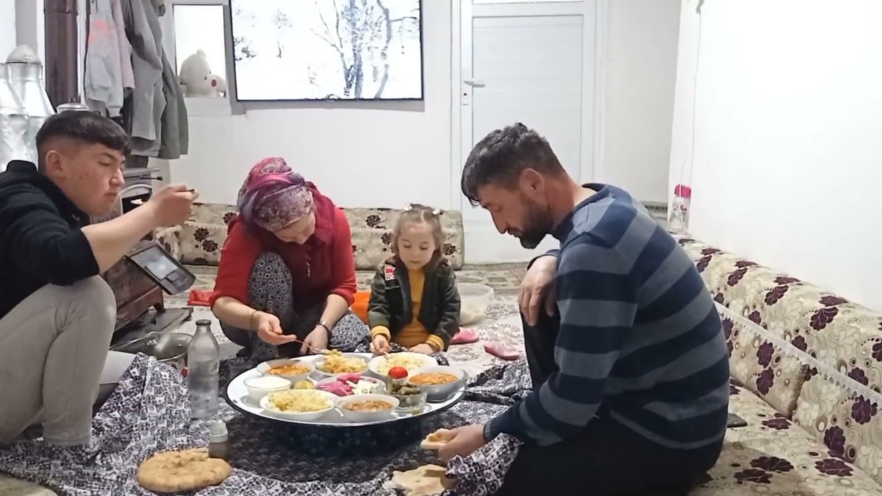 KÖYDE BÜTÜN İŞLERDEN SONRA AYİLECEK AKŞAM YEMEĞİ