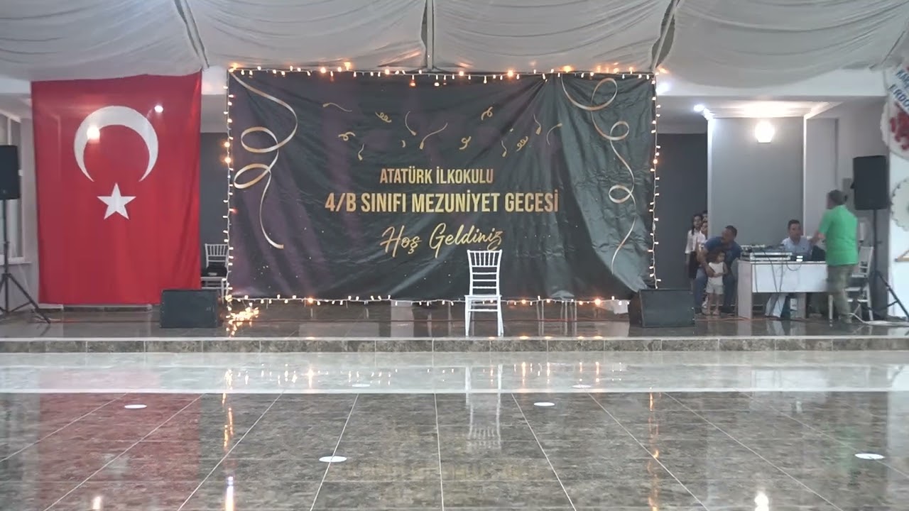 FİNİKE ATATÜRK İLKOKULU MEZUNİYET ELA ŞARKI ROCK AN ROLL VE KORO