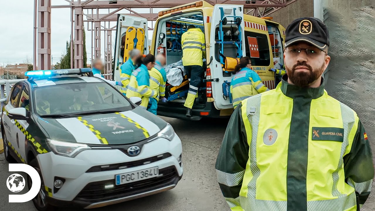 Despejan tránsito para un traslado en ambulancia | Control de Carreteras | Discovery Latinoamérica