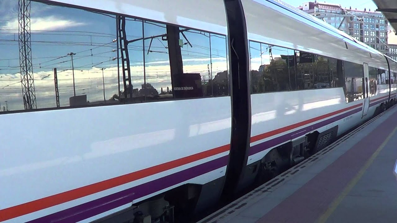 Renfe 559 DMU 559-052 departs Vigo Guixar