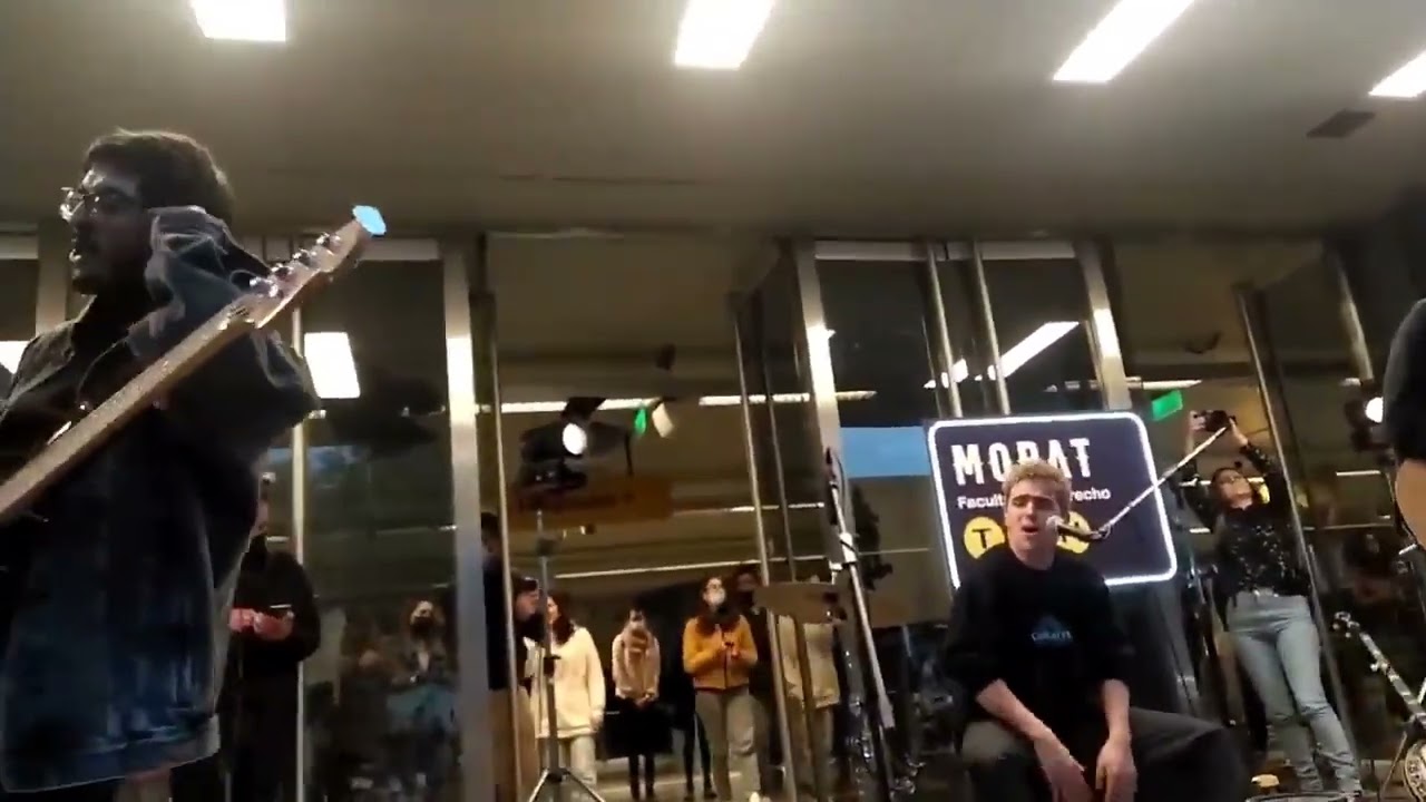 Morat cantando París en el subte de Buenos Aires