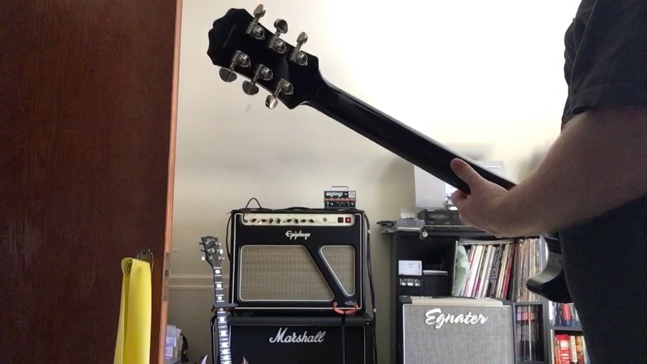 Epiphone Blues Custom with pedalboard