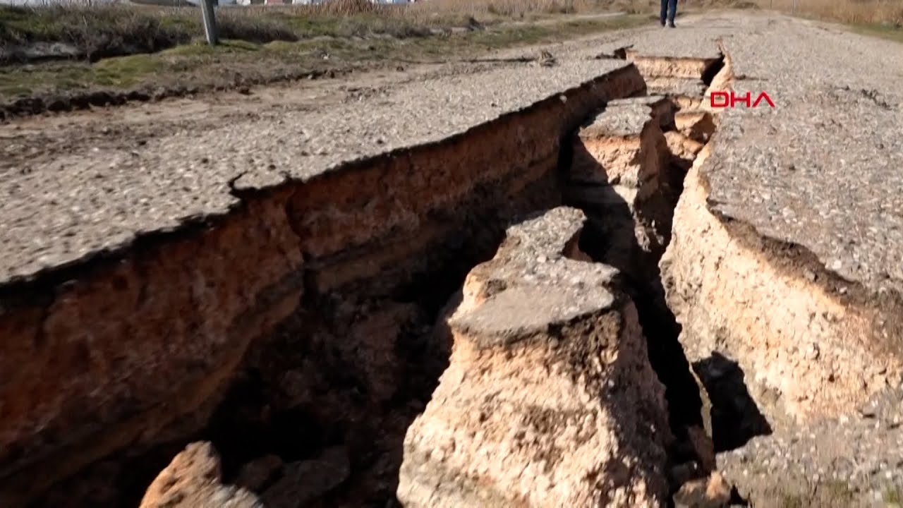 آثار الدمار الذي خلّفه الزلزال في الطريق السريع قرب كهرمان مرعش جنوب تركيا