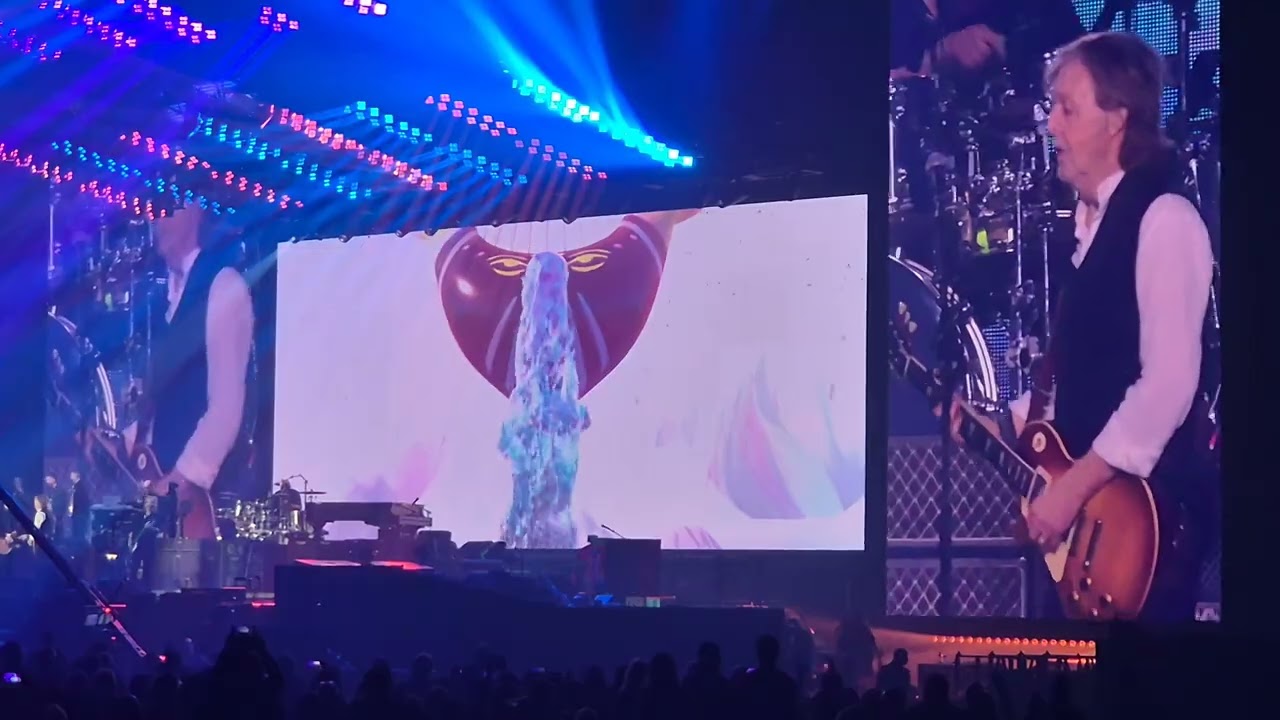 Golden Slumbers / Carry That Weight / The End - Paul McCartney - Live 2 Paris Arena Defense - 2024