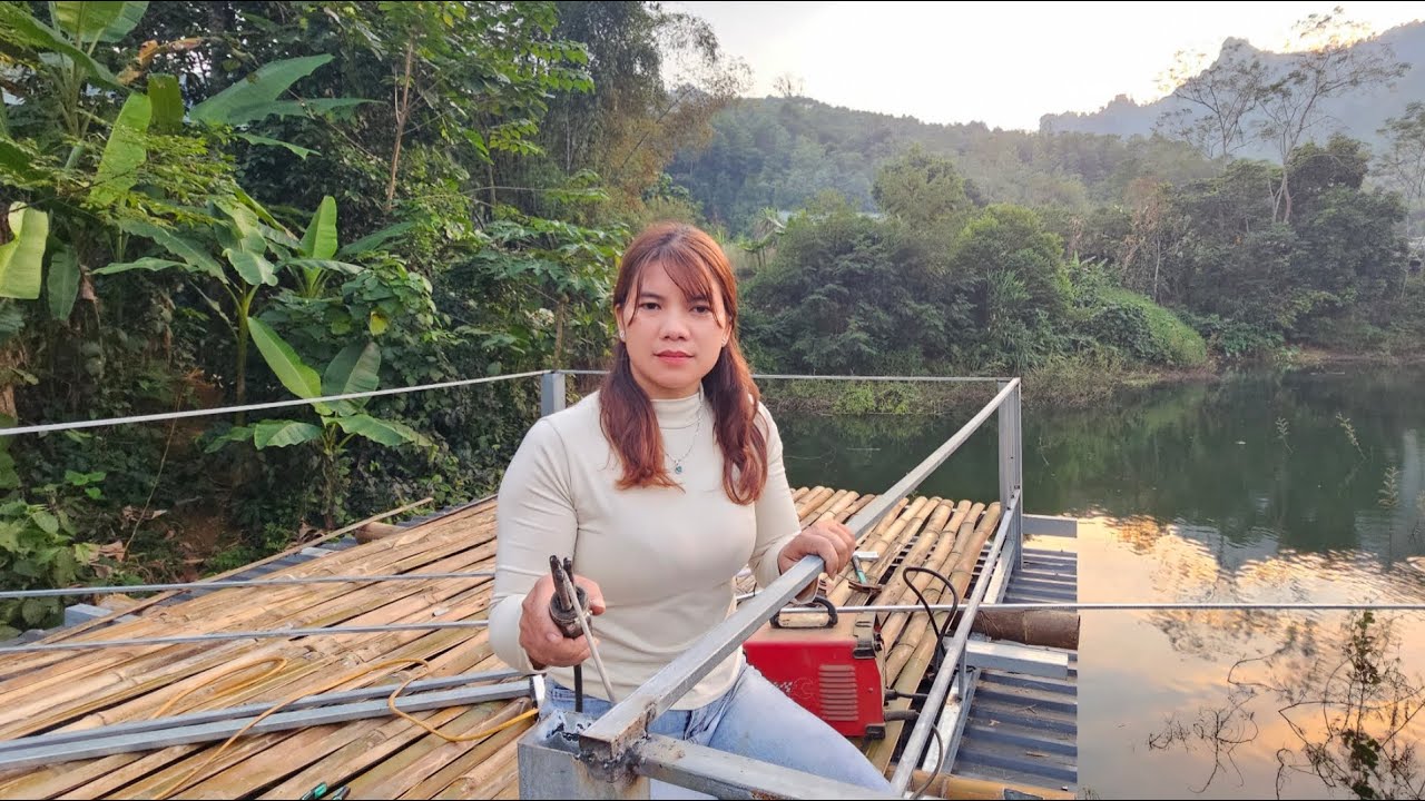 The girl built a hallway for a stilt house floating on the water.