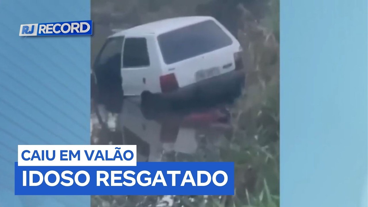 Idoso é resgatado por moradores após cair com carro em valão