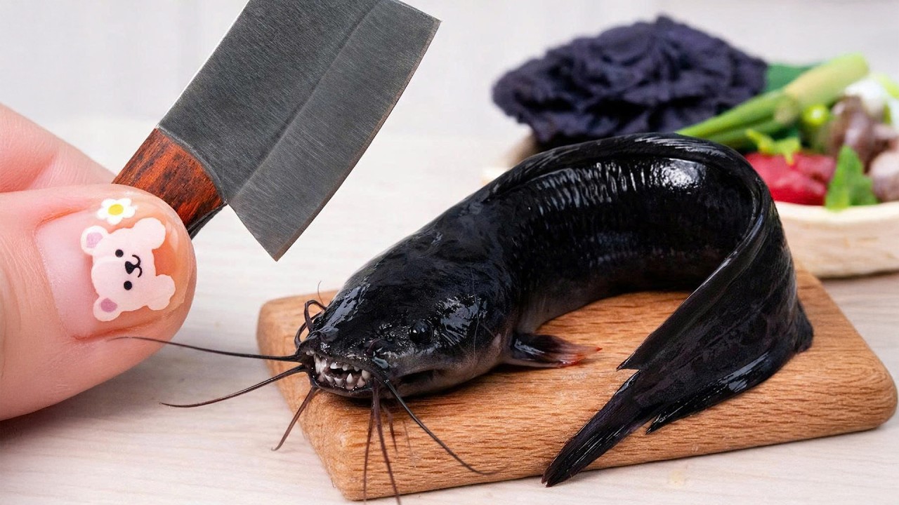 Удивительный рецепт миниатюрного сома 🐟 | Как приготовить миниатюрного карпа в томатном соусе