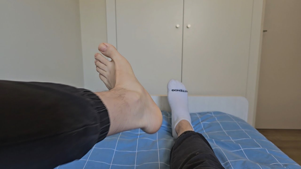 How to pose for top of feet photos/ foot posing ideas / Socks and Toes