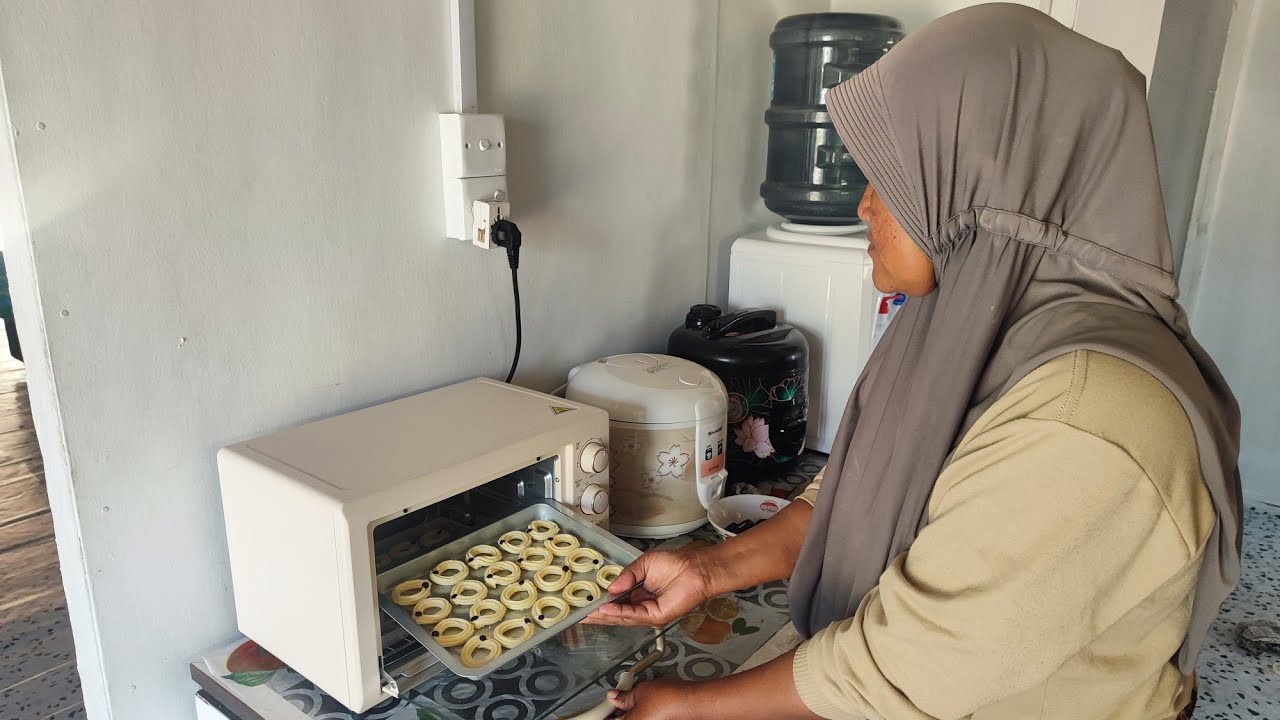Kak Noi Mulai Bikin Kue Raye