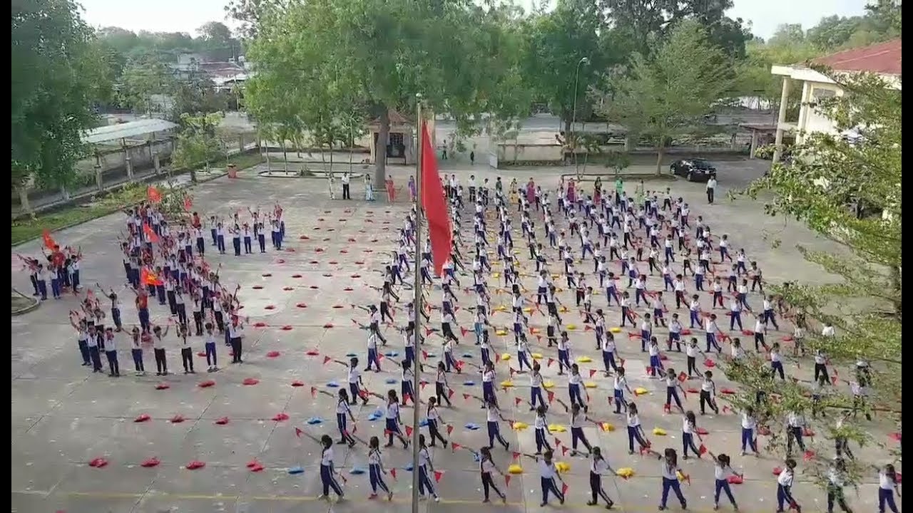 Múa hát sân trường: Em yêu trường em; Cháu hát về đảo xa - của Trường Tiểu học Bình Châu XM BRVT