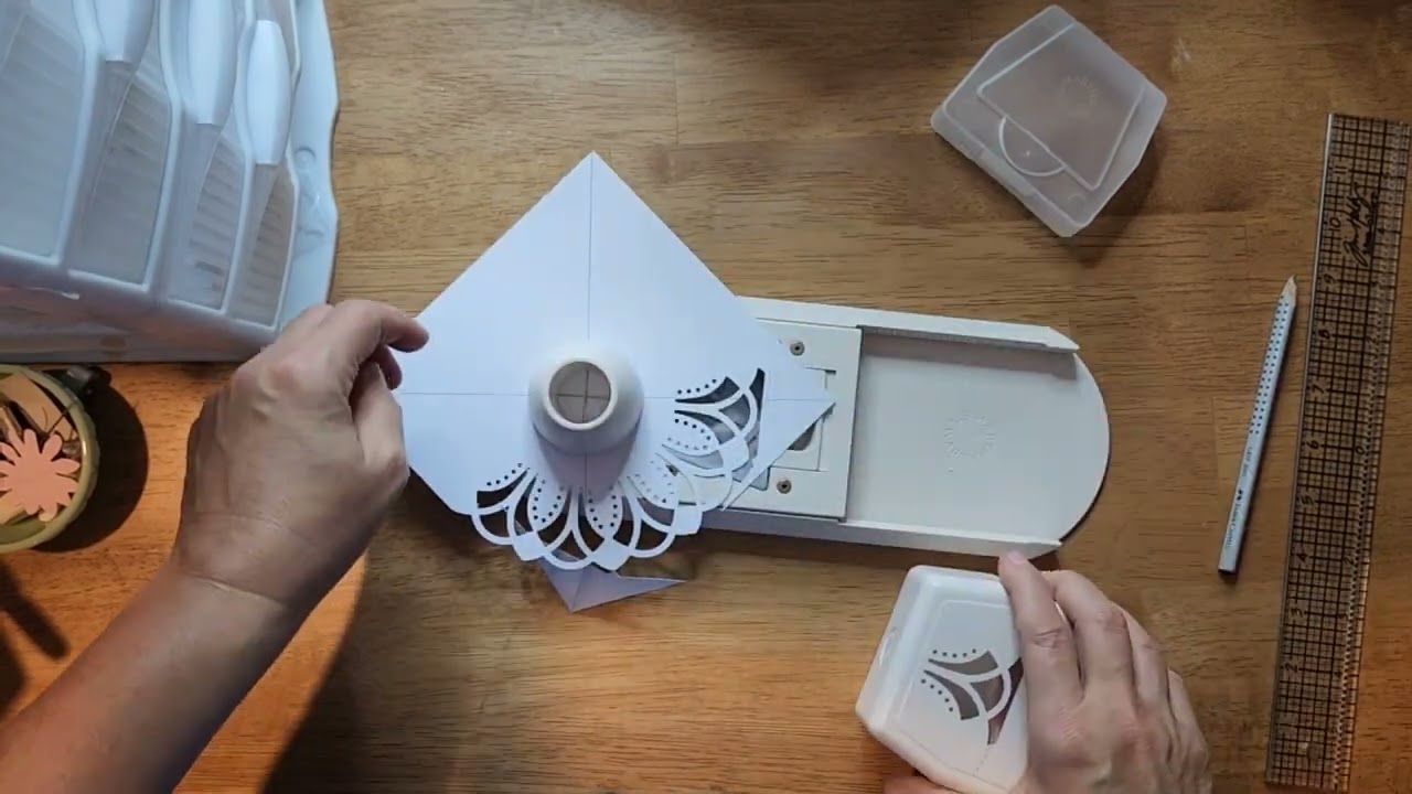 Инструмент старой школы — круговой дырокол Марты Стюарт