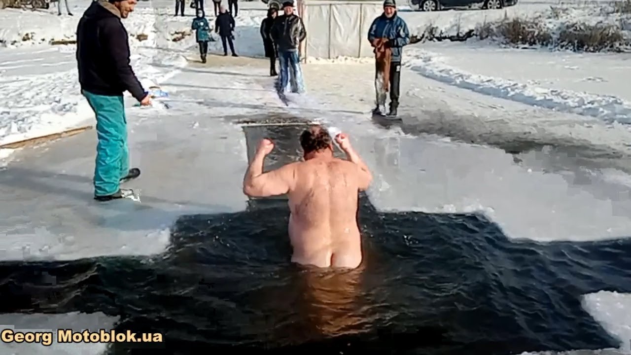 Моржі УКРАЇНИ ВОДОХРЕЩЕ Купання в ополонці / Walruses UKRAINE. People dive into the hole in winter