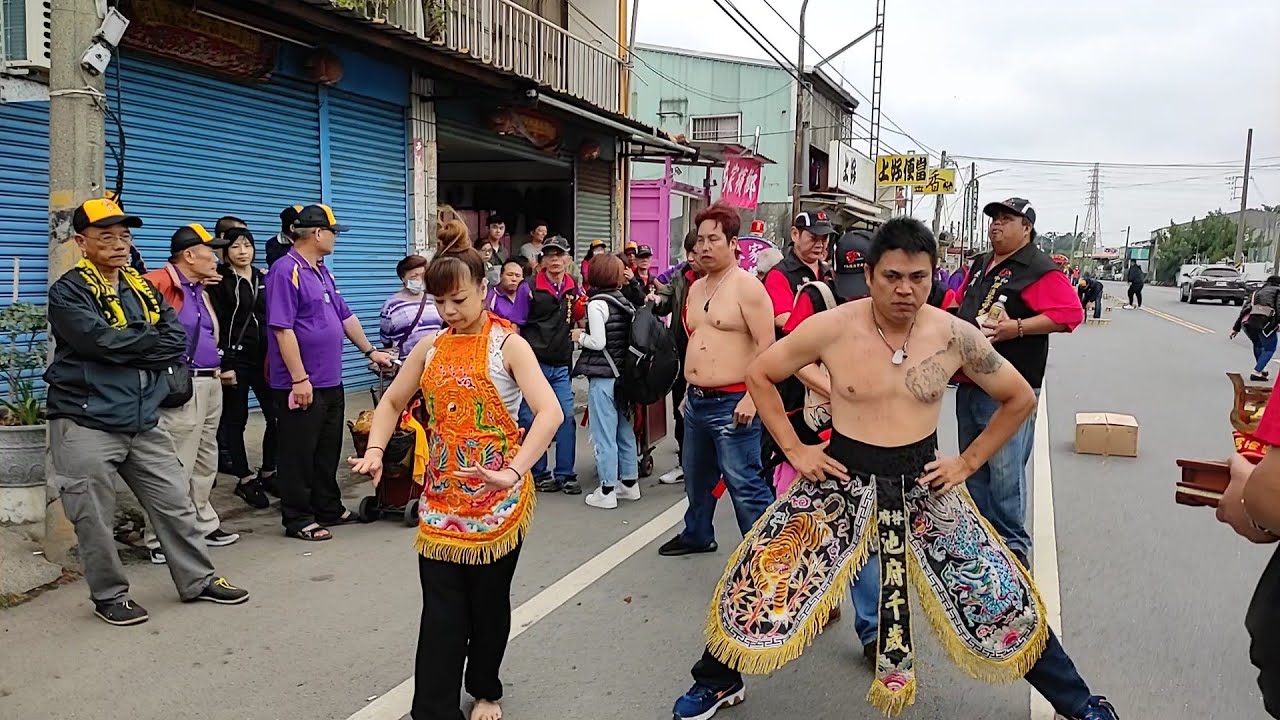黑面太子女乩降駕以香灰抹臉/天上聖母起乩/池府千歲降駕以香灰抹臉～新營太子宮進香團（板橋三聖太子壇/中和躍進聖母會）