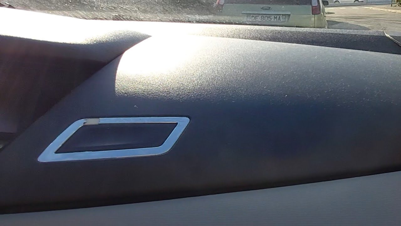 Démontage et réparation de la boite à gant pour C4 picasso 1.6 HDI.